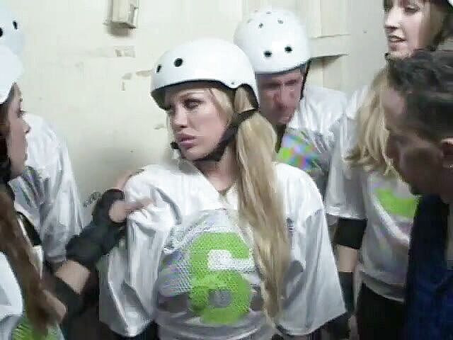 Hot Sex Party: Curvă pe role care se bucură de penetrare dublă