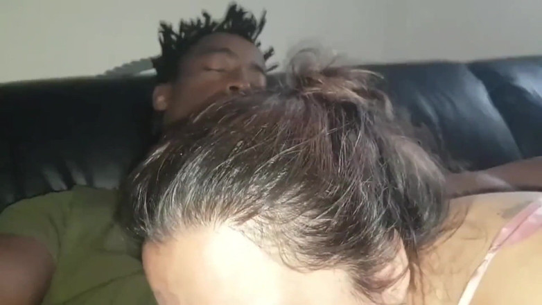 Real homemade BBW BBC porn: WildenglishBBW suce une grosse bite noire pendant qu'il doigte ma...