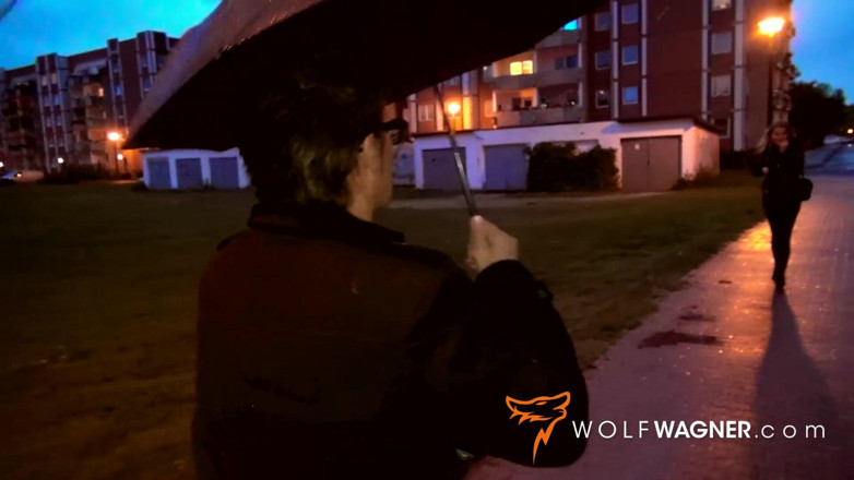 Wolf Wagner Com: Симпатичная юная телочка Скарлетт Скотт встречает пожилого мужика на улицах