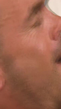 Assetate di sborra scena 2_muscular amiche si divertono a succhiarsi i cazzi a vicenda davanti alla doccia