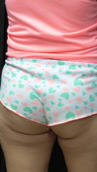 Padrasto fica com tesão assistindo a bunda deliciosa da enteada