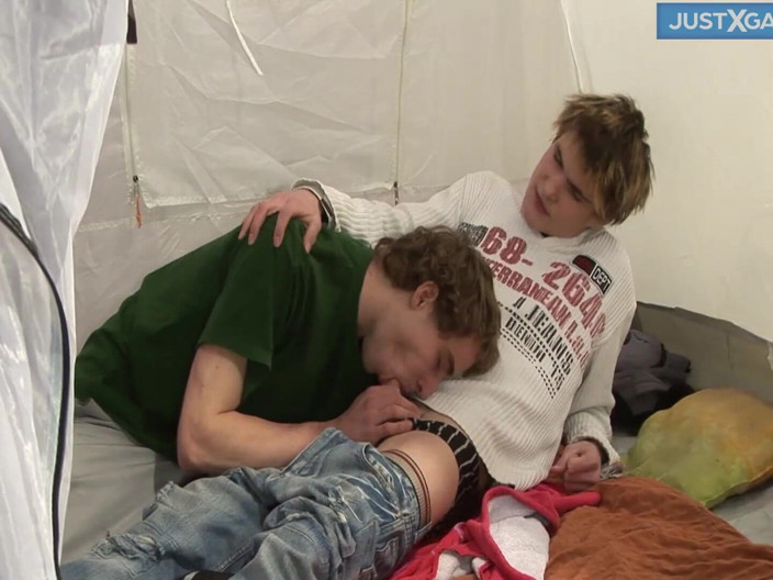Just X Gays amateur porn: 캠핑 중 자지로 서로를 기쁘게 하는 Patrik Janovic과 Karel Fox