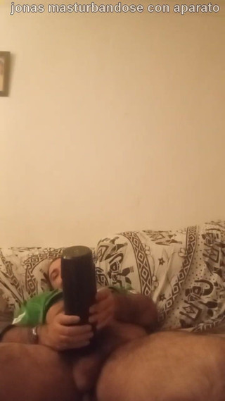 jonasxulo: Jonas masturbându-se cu bribrador
