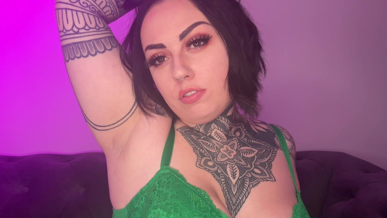 Miss Valentina: Pemujaan ketiak yang sensual