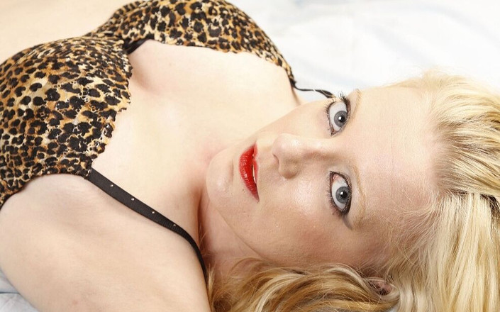 Insatiableme: Kay双插她的玩具