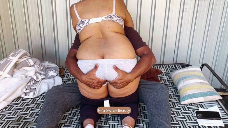 Hot 365 Entertainments: Grossa bunda redonda da tia indiana dedada ao ar livre!...