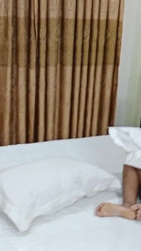 pyari kolej garl apni pahli tin logon vaali chudaee aajmaati hai