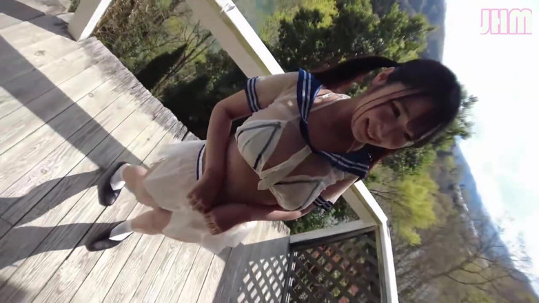 Japanese Hentai Matings: Její měkké křivky se lesknou pod otevřeným nebem když se...