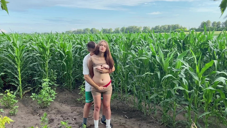 Airaccoon: Anh kế làm tình với chị kế trong khi đi bộ...