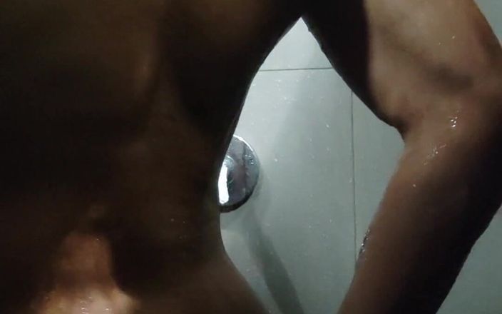 Trebol Jess: Gorący latynoski facet uwielbia dotykać się pod prysznicem