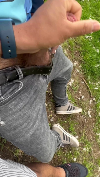 Han hittade mig i skogen och försökte knulla mitt snäva hål