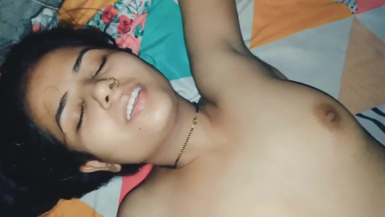 Hot Sis: Adik tiri yang super sange ini lagi asik bersenang-senang di...