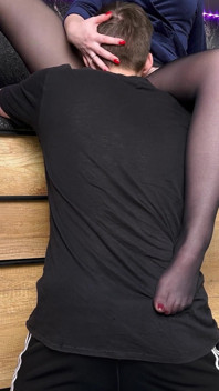 Sexe en collants avec une belle-mère dans la cuisine - éjaculation sur les pieds