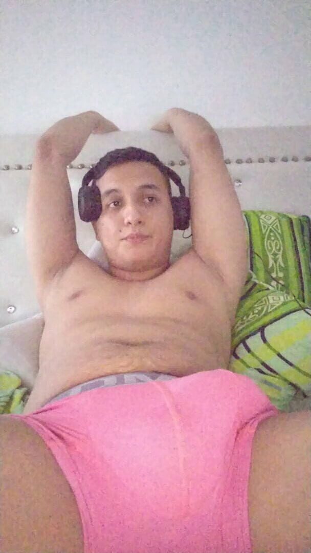 Tomas Styl: Femeie latino arată curul în secret