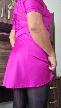 Sexy, freches rosa Kleid der frechen Dame