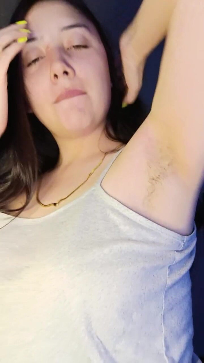 Golden domme: Lambendo axilas