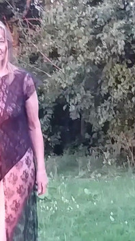 Bunicuța poartă un costum pur și transparent afară