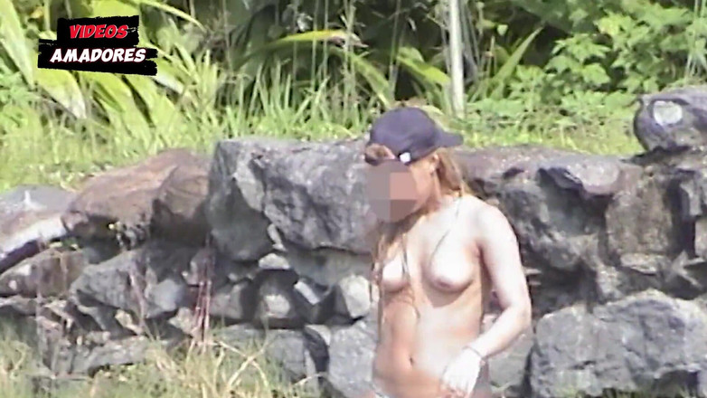 Amateurs videos: 辣妹在一个荒芜的海滩上脱下衣服