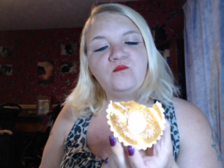 Akosti Rain: Cake time with Akosti