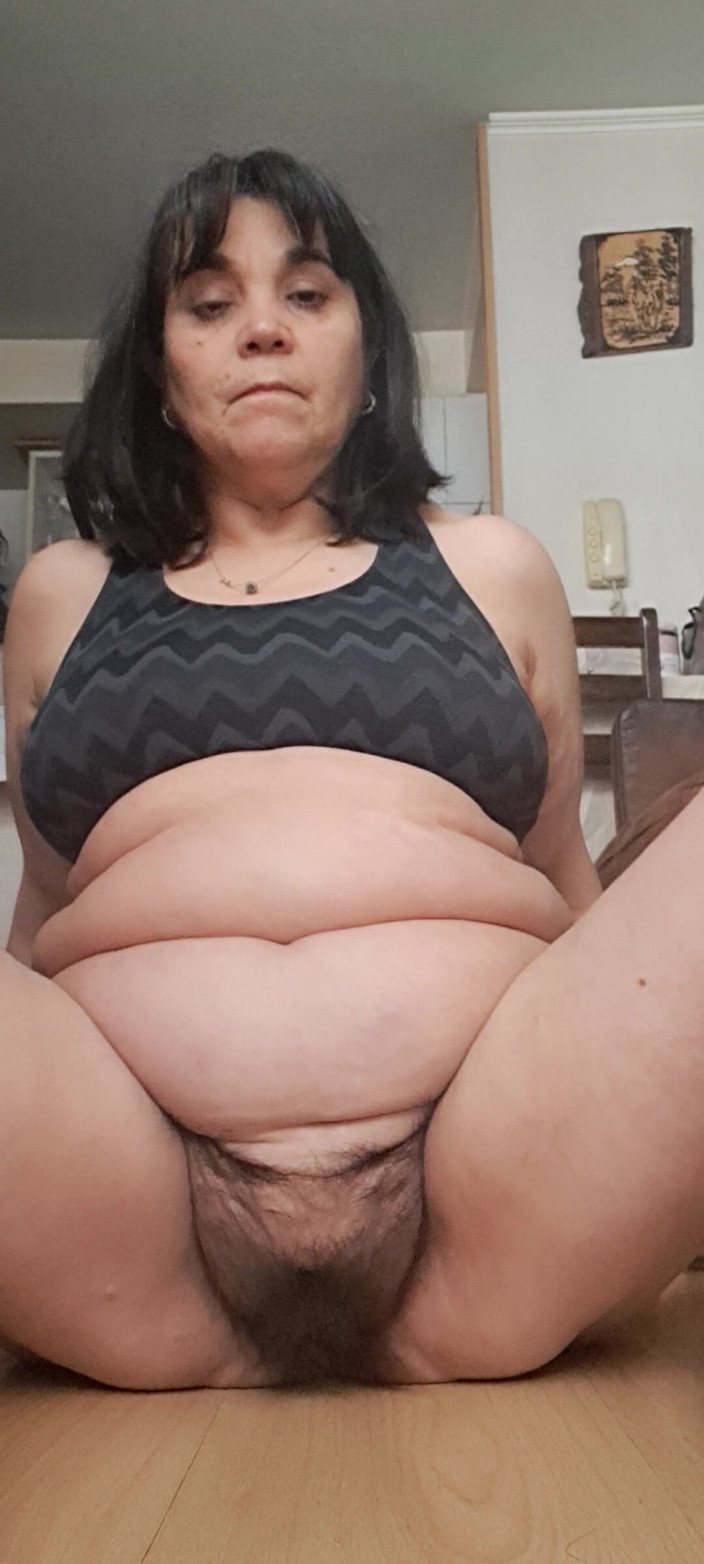 Mommy big hairy pussy: Ibu tiri melancap, seseorang sedang menontonnya