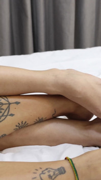 Venere che lecca e annusa i piedi perfetti di Caroleta!