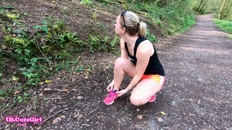 UKCuteGirl Lucy Lauren: I Had to Wee Outside While You Watched: Desperate Out...