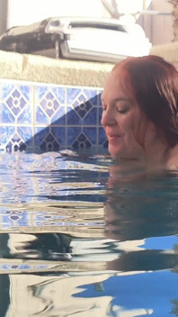 Unterwasser-pool-sex mit rothaariger rapunzel MILf mit langen haaren