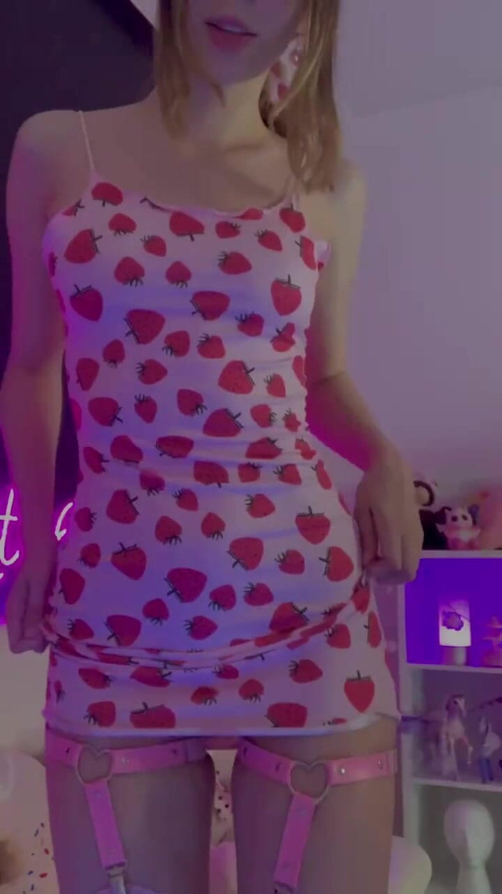 Little_Kitty69: Quer acariciar - mas suas mãos derivam mais baixo