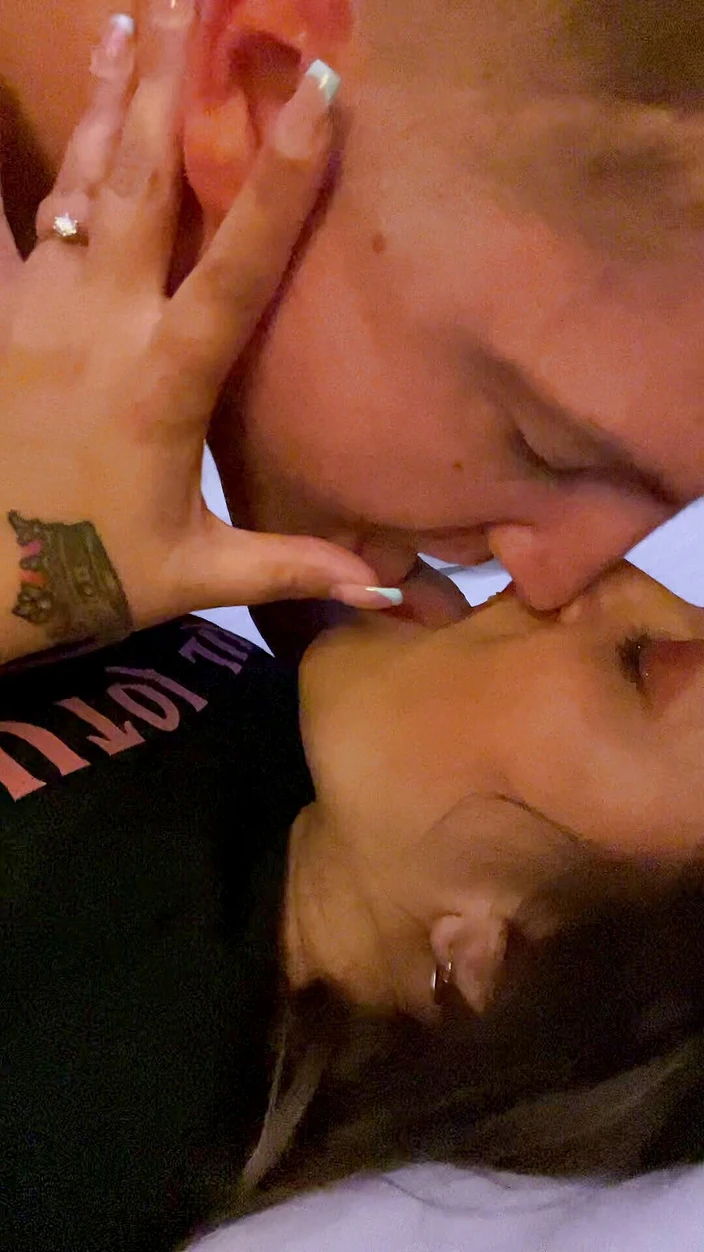 Filthy British Couple: Шлюшка говорит куколдам, что она хочет гэнгбэнг в свадебную ночь
