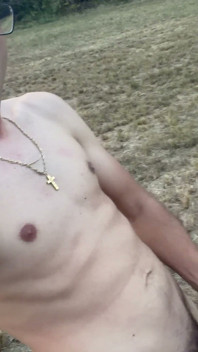 Chico alemán se masturba desnudo afuera y se corre