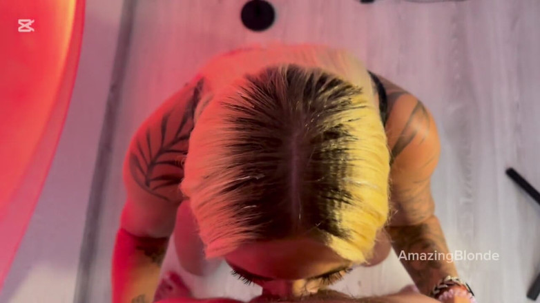 Amazing Blonde: Güzel bir evli kadının evde emiyor bakış açısı