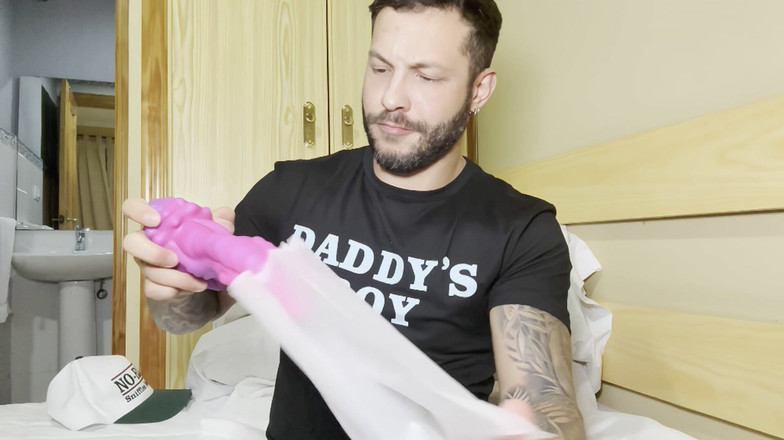 John Brachalli: ディルドピンクモンスターを試す