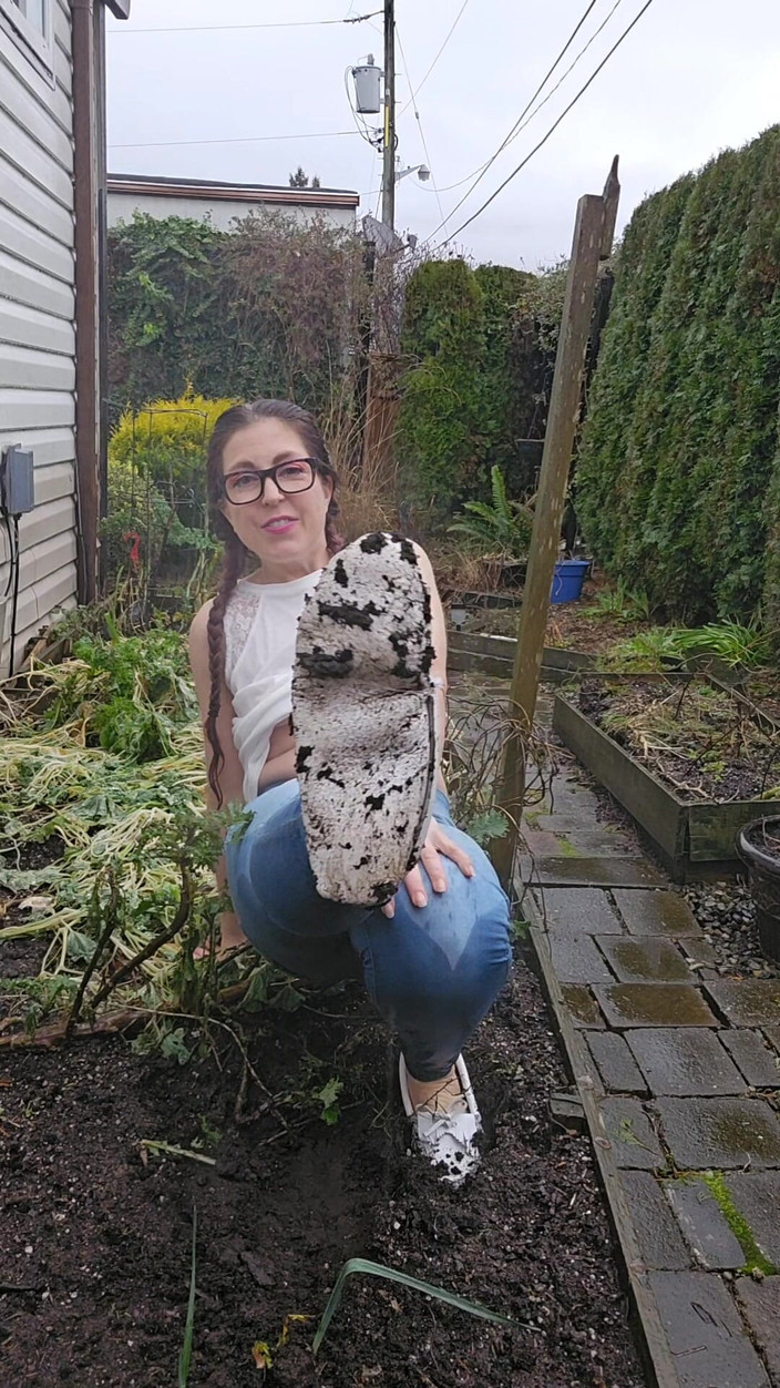 Nerdy_faery: Muddy white mocs dan jeans kencing