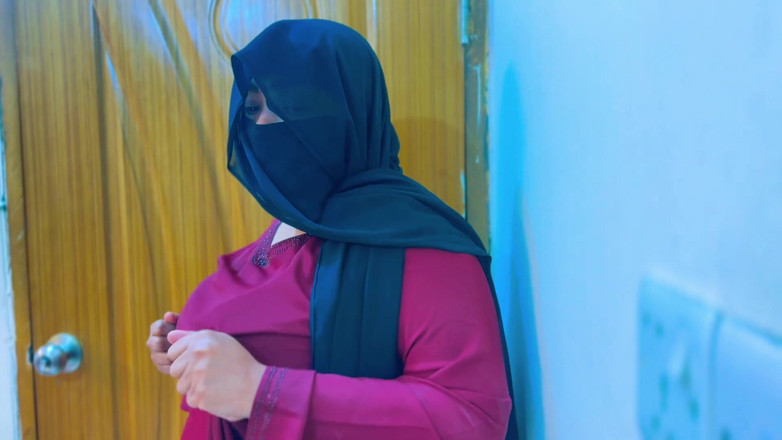 Aria Mia: Egipska gorąca pokojówka dostaje super napalona i zaczyna masturbować się...