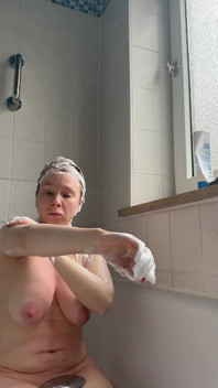 Thiếu niên với vòi hoa sen cơ thể hoàn hảo