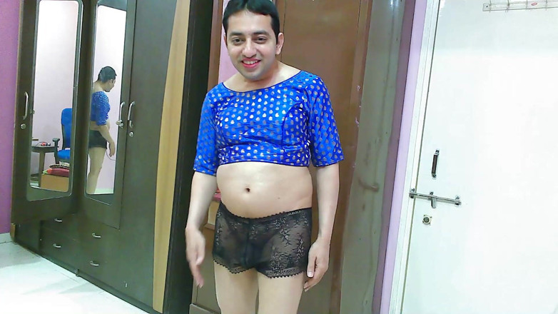 Cute & Nude Crossdresser: Сладкий сисси кроссдрессер фембой Sweet Lollipop в топе и шортах.