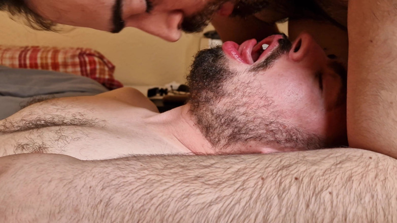 Osoychaser: หมีขนดก fucks ตูดนากหนุ่ม