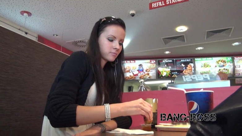 Bang-Boss: Modelka zerżnięta w toalecie fastfood