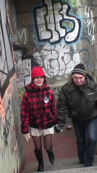 Underbar kåt brunett med perfekta bröst får en fin hård kuk knullad i hennes tajta våta fitta