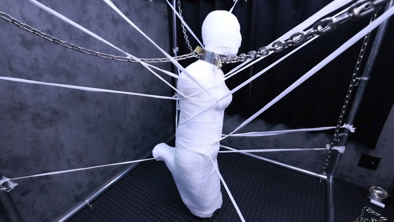 Aisan girl bondage: Une petite amie mignonne enveloppée de bandages