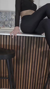 Parlak tayt ile dikişsiz külotlu çorap amını azdırıyor