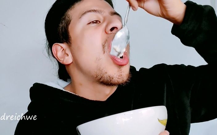 Dreichwe: Eating Rice Pudding