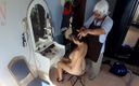 Regina Noir: Caméra dans un salon de coiffure nu. Un coiffeur fait...
