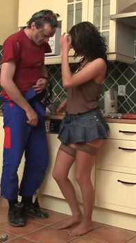 MiLF bruna cavalca selvaggiamente in cucina un amante maturo