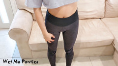 Wet ma panties: Sexy nevlastní sestra ho škádlí svými novými kalhotami na jógu !! Část 1