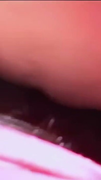 Seksi kız büyük yüze şaplak atıyor! Nostaljik boşalma yürüyüşü