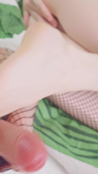 Résille et footjob sans capote par la déesse Karneli