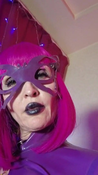 Dominatix Eva Latex femdom fetiš fialová guma velký zadek MILF BDSM sólo šukací stroj sexy vysoké podpatky