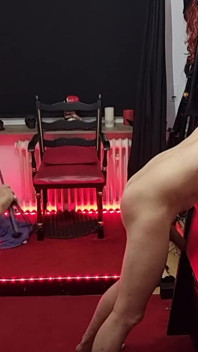 Мілфа dominatrix пестить пальцями розтягнуту дупу раба в масці