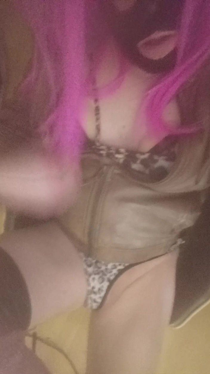 JujuTV: Sissy Tranny CD Shemale pokazuje swoją napalona jebanie dziurę